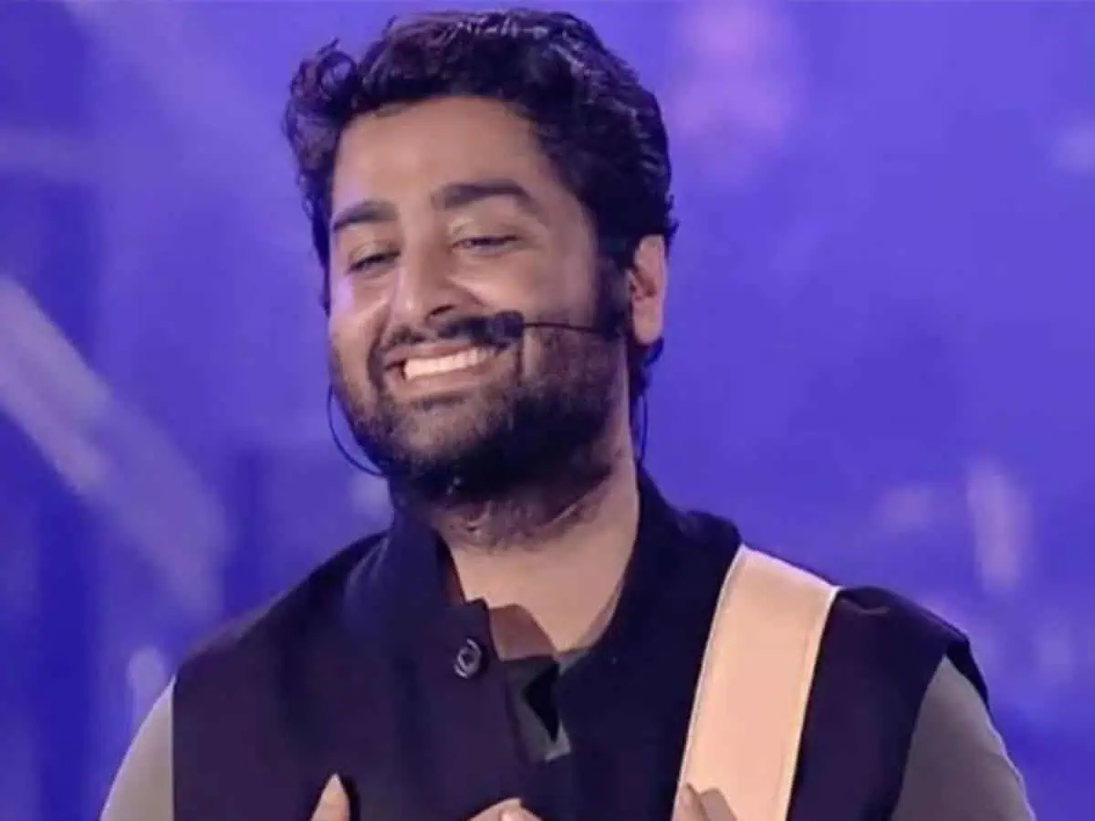 Arijit Singh : लाइव परफॉर्मेंस में Arijit Singh ने स्टेज से उठाया झूठा खाना