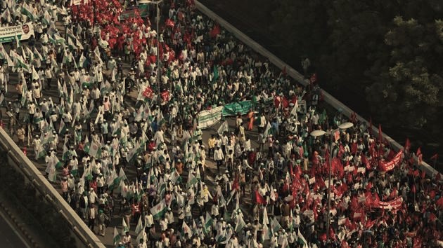 Farmers march to Parliament : दिल्ली-नोएडा महामाया फ्लाईओवर पर हाई वोल्टेज ड्रामा, यातायात बाधित