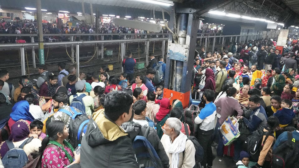 Delhi Railway Station : दिल्ली स्टेशन पर क्यों और कैसे हुआ हादसा जानें !