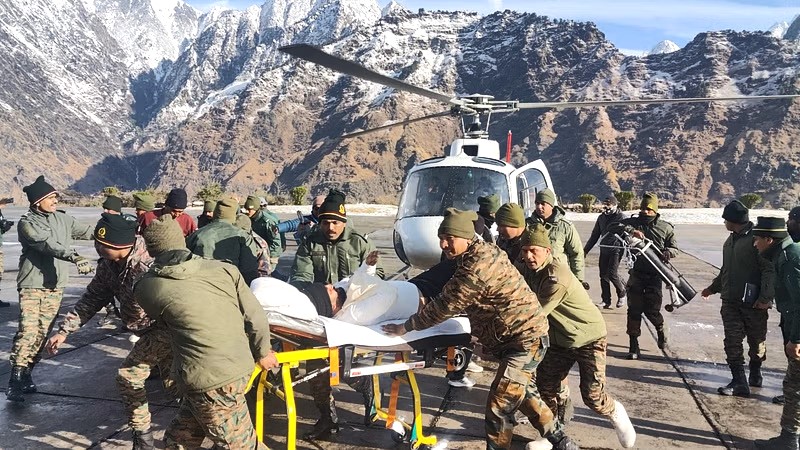 Uttarakhand Avalanche: 50 मजदूरों को निकाला, 4 की मौत, 5 की तलाश जारी